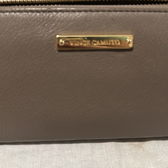 Vince Camuto leather taupe wallet - Picture 2 of 13